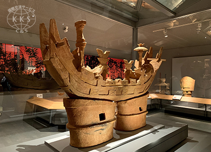 整備に伴う調査で精巧な船形埴輪が出土した宝塚1号墳と隣接の同2号墳の大型古墳と出土品の埴輪等展示。