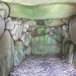 ７世紀前半に築造された一辺約23ｍ、高さ3.7ｍの２段築成の方墳。北陸地方で最大級の横穴式石室