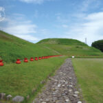 【国指定史跡】墳丘長123mの前方後円墳で、墳丘には赤彩された壺型埴輪がめぐります。小牧長久手の戦いでは秀吉陣営の砦として使用されたことから、別名「青塚砦」とも呼ばれています。
