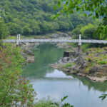 石狩川が上川盆地から石狩平野に流れる境に位置するこの峡谷は、アイヌ語で「カムイ（神）コタン（集落）」と呼ばれ、古くよりアイヌの人々の聖地とされてきました。