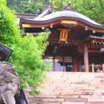 お諏訪様と呼ばれる諏訪神社の総本社で、本宮は建御名方神を祭神とし、古くは風の神、水の神、農耕・狩猟の神として信仰を集めていました。