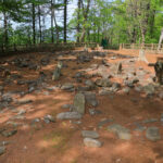 配石の地下には人為的に掘り込まれた跡があり、縄文時代後期の土器片が出土していることから、約3,500年前のお墓であると考えられています。