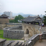 朝鮮王朝２２代王の正祖が父を悼み、その墓を水原に移した際に築いた城