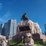 アジアで最も大きな広場のひとつです。中央にある広場の名前にもなっている英雄スフバートルの騎馬像は、1921年に彼が中国からの独立を宣言してから25周年を記念して、彫刻家チョインボル (Choimbol) が造ったものです。