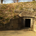 宝塔山古墳は墳丘全長60mの大型方墳で、7世紀半ばに造られたと考えられます。墳丘は三段築成、斜面には葺石が葺かれ、石室は羨道・前室・玄室からなり、それぞれの入口には門柱上の施設がもうけられています。