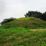 隣接する平井地区1号古墳と同時期の6世紀後半に造られた古墳で、昭和63年度の調査により直径31メートル、高さ6メートルの円墳であることが判明しました。