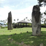 大石柱、石槽、石棺（岩棺）などが特徴とされる巨石文化の麒麟文化の遺跡。石柱は一方が475cmで、もう一方が399cmで、この2本の石柱は家の支柱と伝えられています。