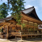 但馬一宮の神社で、「いっきゅうさん」の呼び名で親しまれています。朝鮮半島より但馬国に渡来したと伝えられる天日槍（あめのひぼこ）と伊豆志八前大神（いずしやまえおおかみ）を祭神とします。