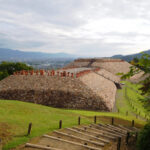 森将軍塚古墳は、長野県最大の規模、全長約100メートルの前方後円墳です。古墳時代の「科野【しなの】のクニ」を治めていた王の墓と考えられています。