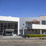 諏訪市博物館は、諏訪大社上社本宮前に位置し、天下の奇祭で謎の多い“御柱祭”や冬の諏訪湖に出現する神秘的な氷の山脈“御神渡り”など、諏訪信仰にまつわる歴史民俗を紹介しています。