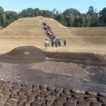 300基を超える日本最大級の古墳群。近年史跡公園として整備が 進み、前方後円墳方墳、円墳などの多様な墳形、横穴式石室や粘土槨、地下式横穴といった埋葬施設などが見学可能。九州最大の前方後円墳「女狭穂塚古墳」などを見学します。