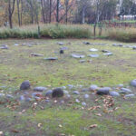 斜里町にある縄文時代後期（3200年前）の周堤墓群で奥蘂別川の氾濫原に面した段丘上にあり、東に海別岳、南に斜里岳を望むことができます。