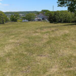 釧路湿原に面する標高15ｍ前後の平らな台地にある縄文時代前期を中心とする貝塚です。貝層は厚いところで1ｍもあり、貝類の70％がアサリで占められ、カキ、ホタテ、ウバガイ、オオノガイなどの現生種とともに暖海性のアカガイ、シオフキなども含まれます。