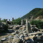 姫島を背に立つ記念碑には、遣唐使ゆかりの柏崎と第16次遣唐使船（804年）で唐に渡った空海が書物に書いたとされる「日本の最果ての地を去る」という意味の「辞本涯」という文字が刻まれています。