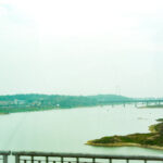 詩人屈原が身を投げた川として知られている。5月5日世界各地で行われる龍船競争（ドラゴンボート）や粽の風習の起源として有名。