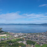 水の都松江市の西にひろがる湖で、特に夕日の景観はすばらしく「日本百景」の一つに選ばれています。 本ツアーでは宍道湖周辺の佐太講武貝塚、西川津遺跡などを見学します。