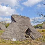 今回見学を行います浜松市博物館に隣接する蜆塚遺跡は、縄文時代後・晩期（約4,000～3,000年前）のムラの跡で、中央の広場を囲んで住居跡や墓地が並び貝塚も四ヶ所で見つかりました。貝塚のひとつは、発掘調査当時のまま保存され、ガラス越しに貝殻の堆積やその間にはさまれている動物の骨や遺物を観察できます。