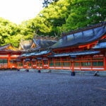 ユネスコの世界遺産『紀伊山地の霊場と参詣道』に登録されています。主祭神として祀られているのは、熊野速玉大神（くまのはやたまのおおかみ、イザナギノミコト）と熊野夫須美大神（くまのふすみのおおかみ、イザナミノミコト）で境内には、天然記念物に指定されるご神木・樹齢1000年のナギの大樹があります。
