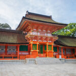 宇佐神宮は全国に4万社あまりある八幡様の総本宮で 八幡大神（応神天皇）・比売大神・神功皇后をご祭神にお祀りし、 神亀2年に創建されました。
