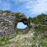 玉城城は、琉球開闢神アマミキヨが築き、その子孫の天孫氏が城主であったと言われています。その後、英祖王統4代目の玉城王が王子時代に居城していました。