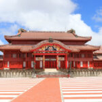 園内には、尚清王代(1527年~1555年)に創建されたといわれる守礼門をはじめ、王の重要な拝所であった園比屋武御獄石門、首里城正門の歓会門、瑞泉門などがあります。2019年に発生した火災による被害から修復 が行われ正殿がリニューアルオープン予定です。